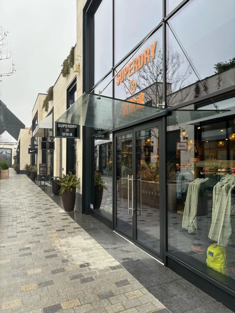 photo de travaux intérieurs réalisés dans des commerces à McArthurGlen