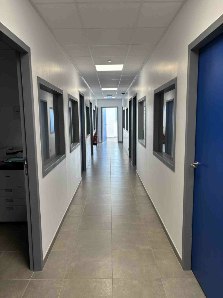 Aménagement de bureaux couloir
