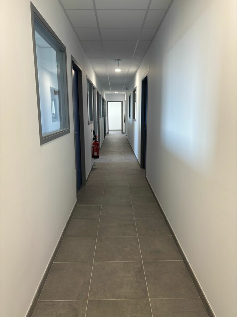 chantier-damenagement-de-2000m2-de-bureaux-couloir