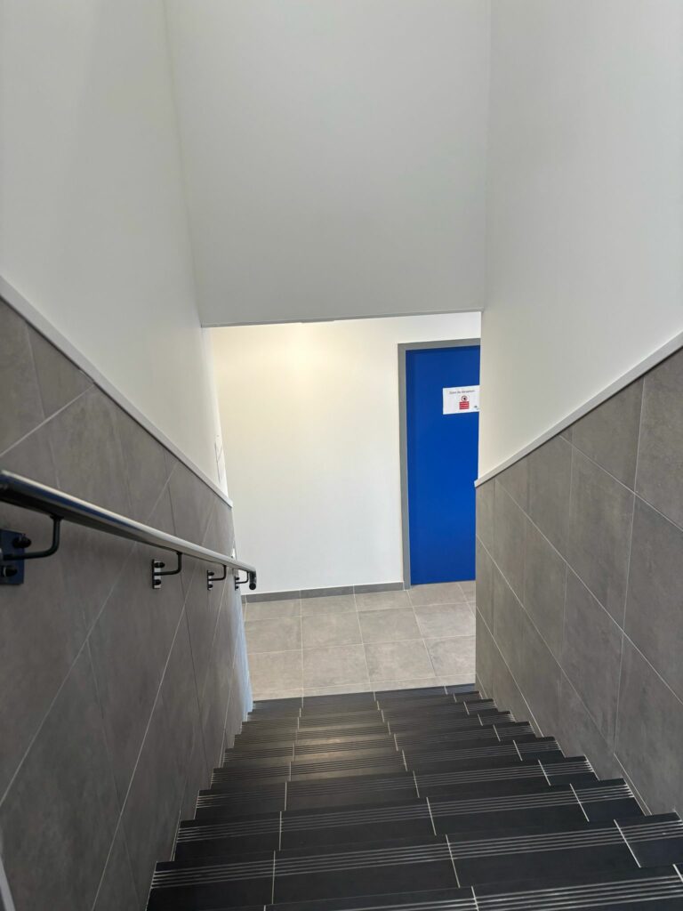 Chantier d'aménagement de 2000m2 de bureaux escaliers