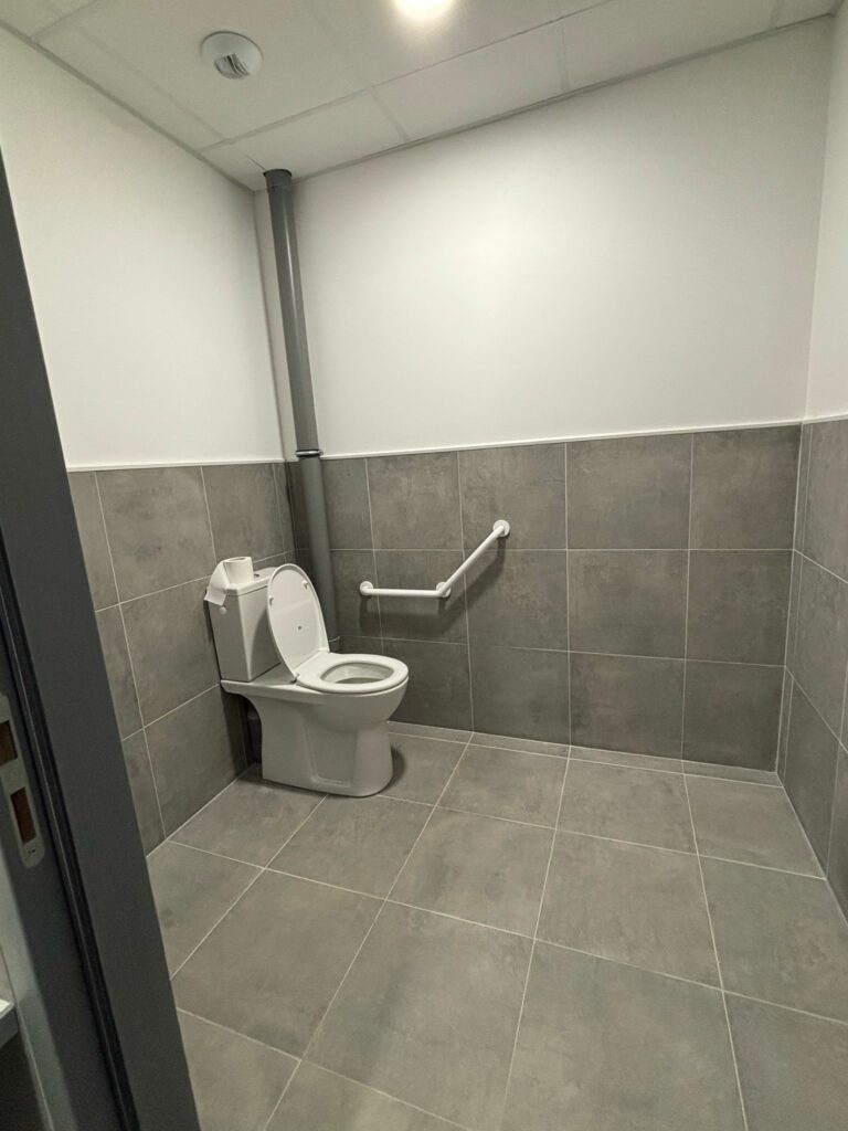 Chantier d'aménagement de 2000m2 de bureaux toilettes2