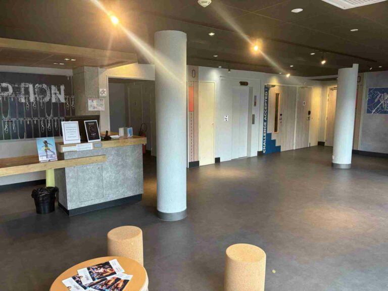 photo accueil chantier rénovation intérieure hôtel ibis