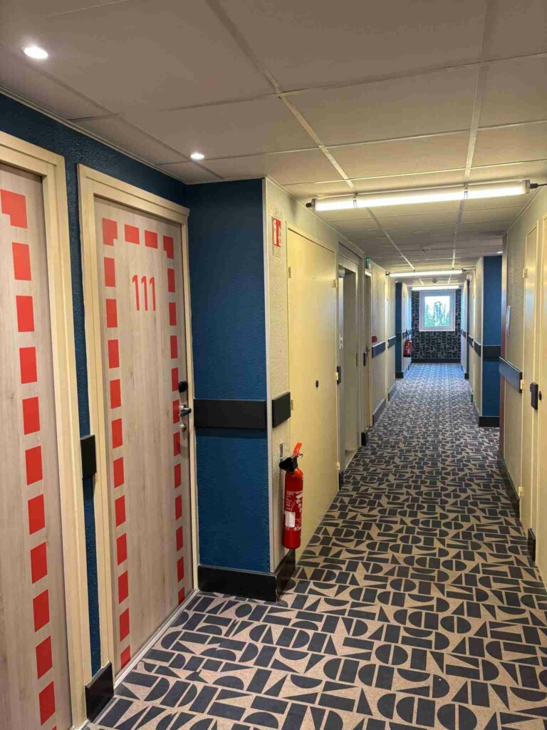 chantier-rénovation-ibis-menuiseries intérieures