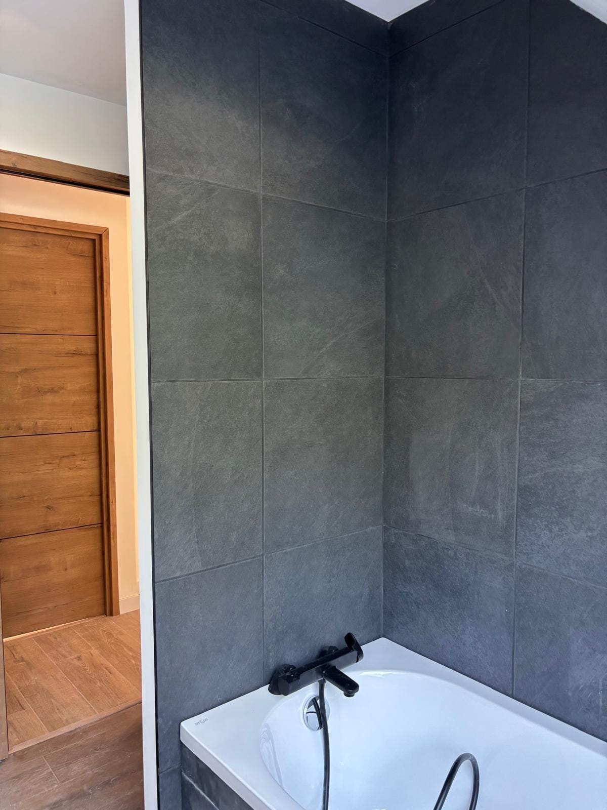 Nos artisans travaillent actuellement sur un chantier : Aménagement intérieur tout corps d'état de cette double maison à Roost-warendin.